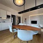 Oro Apartment, Apartman